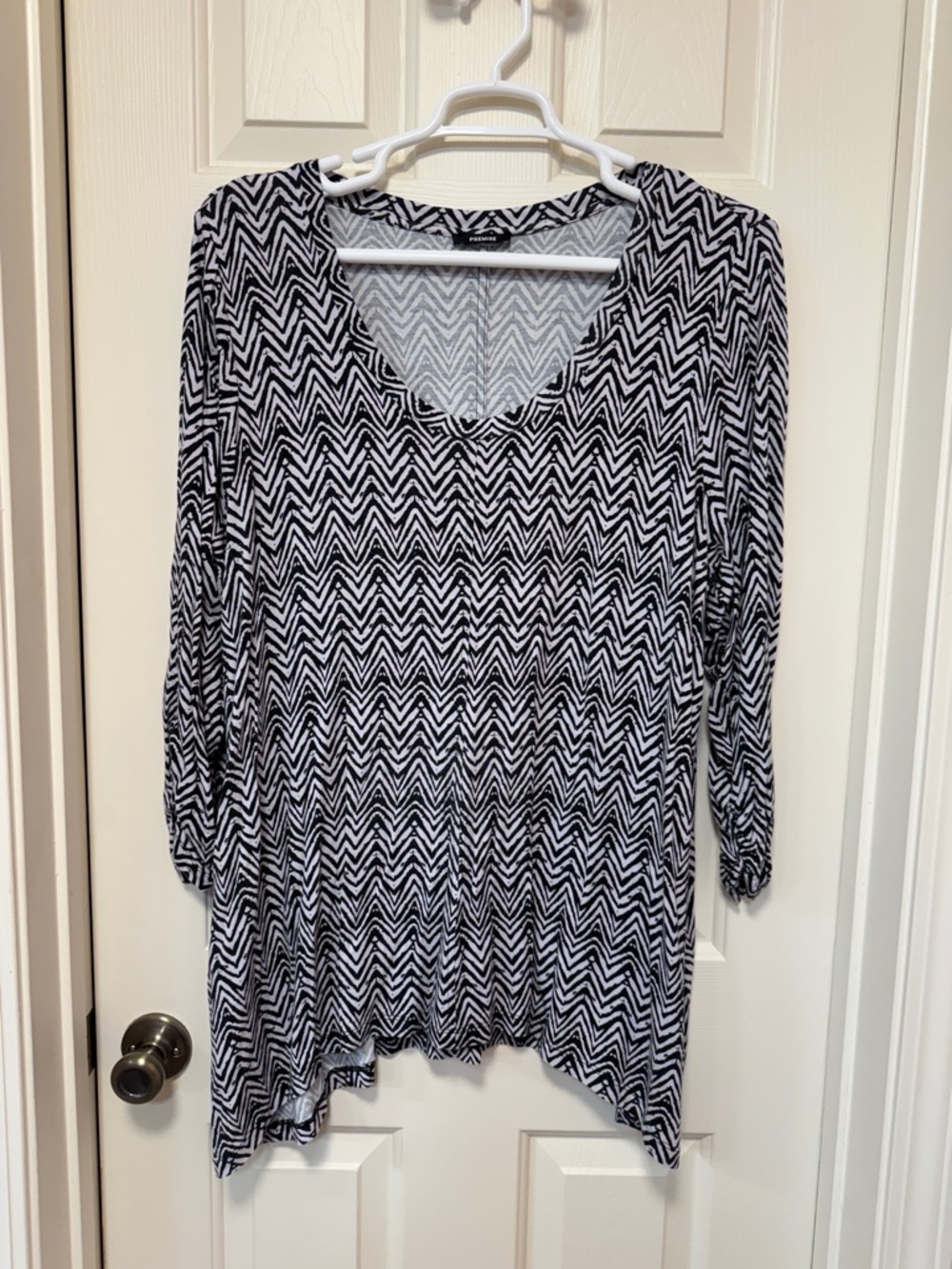 Premise Black and White Chevron Long Sleeve Scoop Neck Top